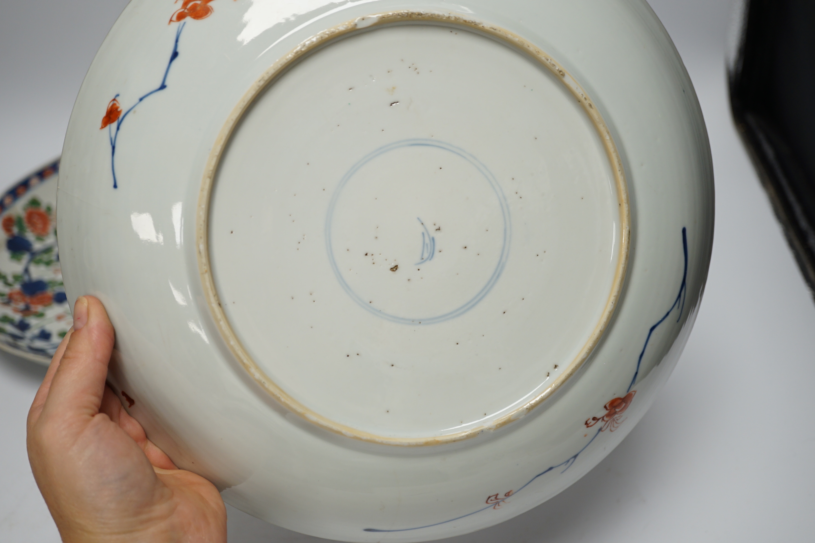 Two Chinese wucai dishes, Kangxi period, 28cm diameter